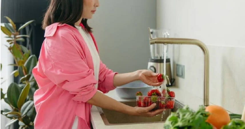 女網友被初次見面的男友媽要求幫忙洗菜。（示意圖／Pexels）