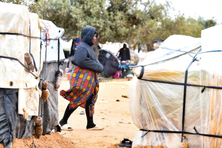 Una migrante subsahariana camina entre las tiendas de un campamento en Jebeniana, en Túnez, el 24 de abril de 2024 (Fethi Belaid)