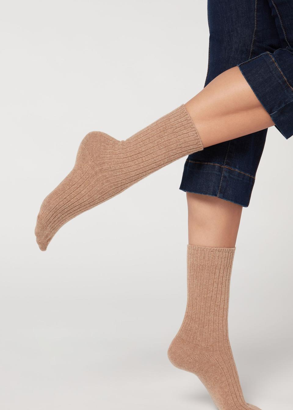 3) Short Ribbed Socks with Wool and Cashmere