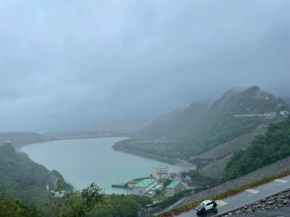 璨樹颱風帶來豪雨，石門水庫已調節放水。(呂筱蟬攝)