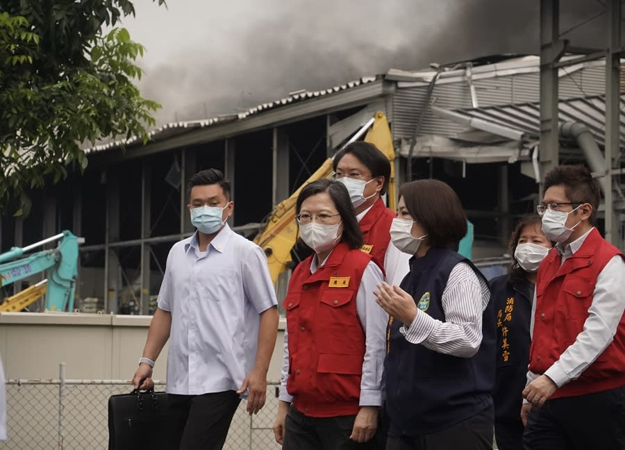 屏東明揚國際公司發生火警爆炸意外，已釀成嚴重傷亡，總統蔡英文（左2）23日在屏東縣長周春米（右2）等人陪同前往災害現場，關心救援進度。                               