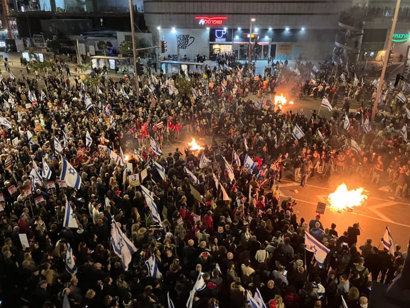 People demonstrate against the Israeli government and demand the return of Israeli hostages taken by Hamas. Cindy Riechau/dpa