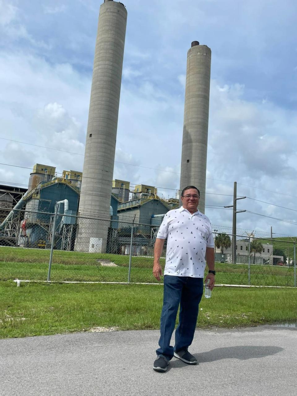 Odel Torres, de 66 años, un trabajador federal jubilado que vive a una manzana de las instalaciones de Covanta, se unió a dos comisionados del condado para hacer un recorrido por los terrenos de la incineradora el miércoles 31 de mayo de 2023.