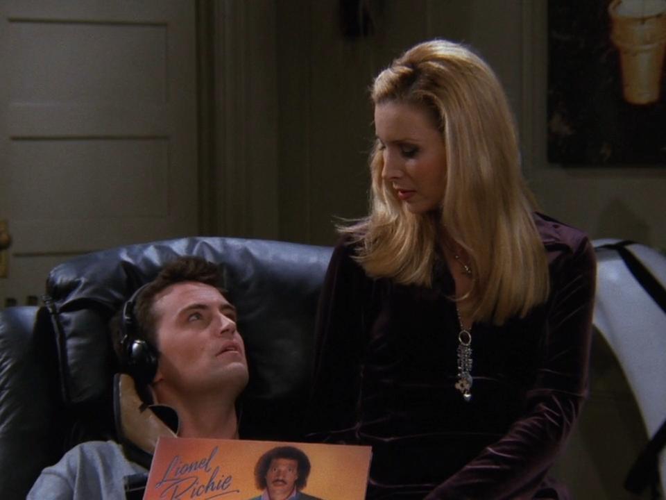Matthew Perry as Chandler and Lisa Kudrow as Phoebe on season three, episode eight of "Friends."