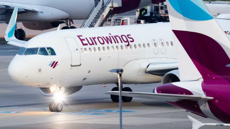 Ein Flugzeug der Fluggesellschaft Eurowings am Düsseldorfer Flughafen: Die Airline hat bereits etliche Flüge gestrichen. Foto: dpa