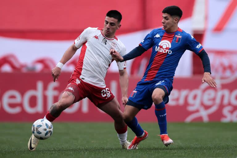 Tomás Galván, de Tigre, marca a De la Fuente, lateral derecho de Huracán 