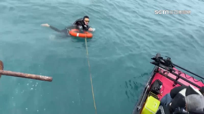 落海人員穿著救生衣在海上漂浮、等待救援。