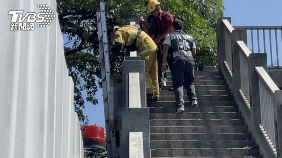 消防隊用鋁梯將死者放下。（圖／民眾提供）