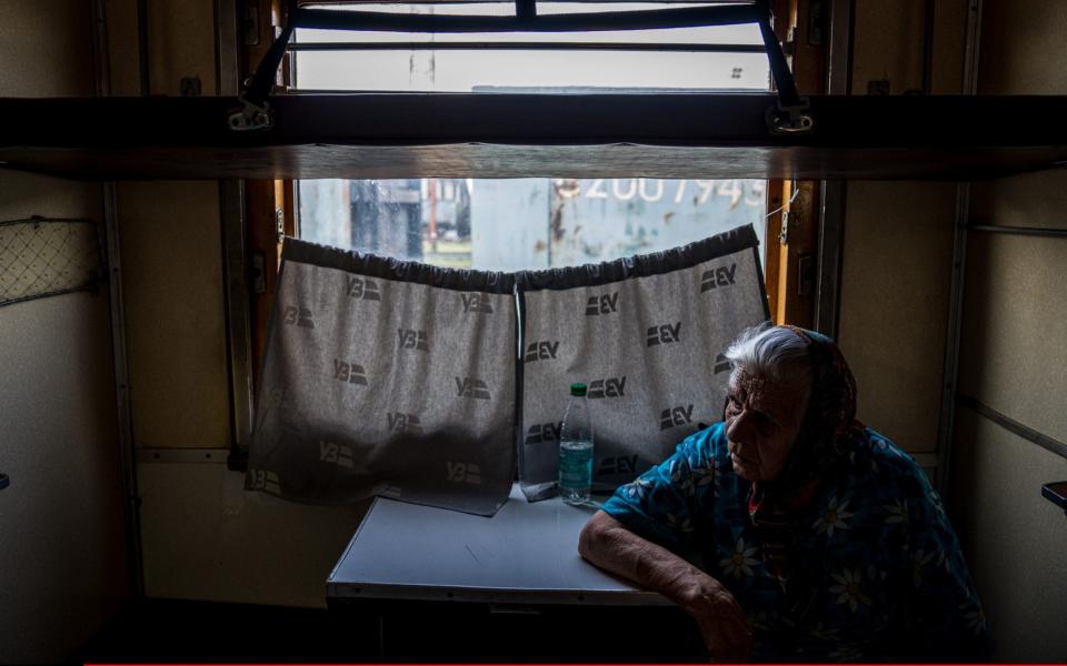 Civilians board a westbound train to avoid the fighting in Donbas - Anadolu Agency