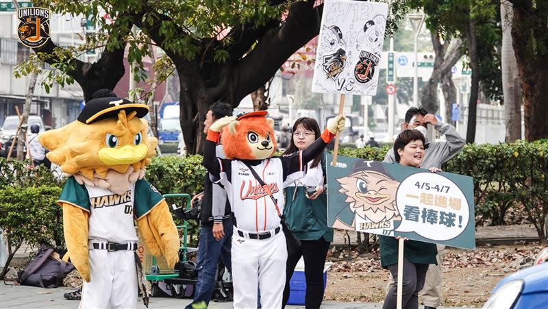 統一獅萊恩力挺台鋼雄鷹，一起到街頭造勢宣傳。（圖／統一獅提供）