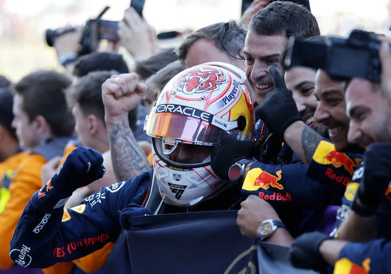 El piloto neerlandés de Red Bull, Max Verstappen, celebra con su equipo tras ganar el Gran Premio de Japón de la Fórmula Uno