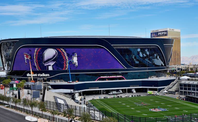 El estadio Allegiant tiene capacidad para 65.000 espectadores y su campo de juego toma luz en el exterior hasta que sea trasladado en su plataforma al interior del recinto de Las Vegas.