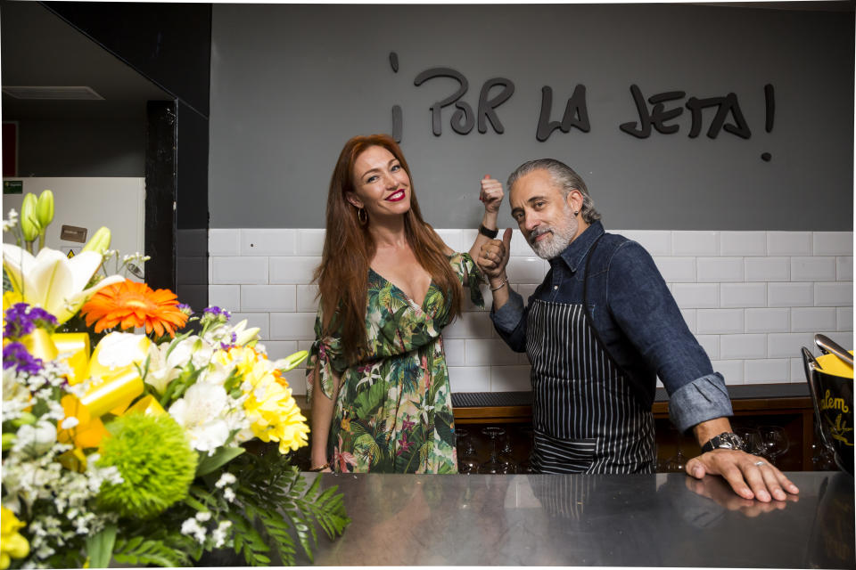 <p>Tanto, que él ayudó a su ex a montar el restaurante Por la jeta, en A Coruña. Además, ha confesado en Instagram que sigue enamorado de ella. (Foto: Gtres). </p>