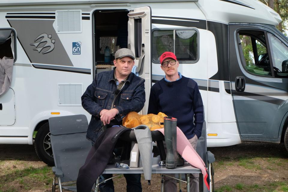 Sebastian Bezzel (links) und Simon Schwarz machen während ihrer Reise durch Bayern auch an der Altmühl Halt. (Bild: BR/Film Five GmbH/Matthias Schrauff)