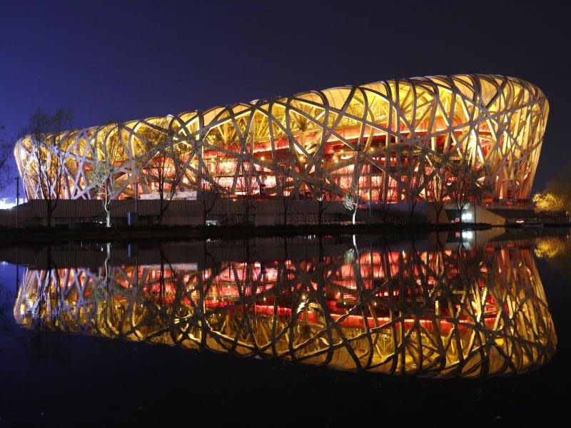 Das hell erleuchtete «Vogelnest» in Peking. Foto: Wu Hong