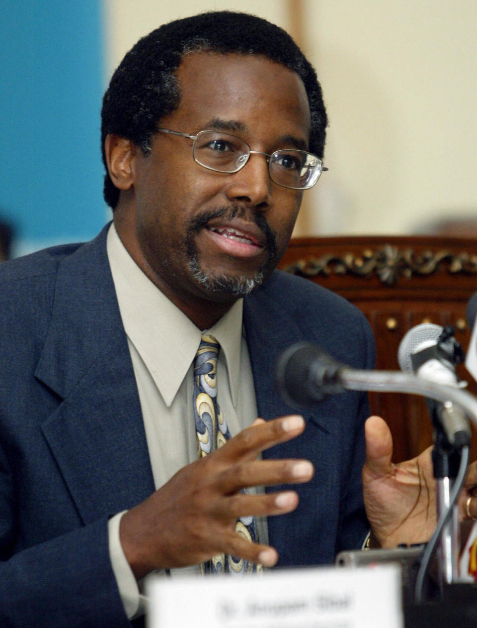 US neurosurgeon Benjamin Carson addresses a press conference at the Indraprashtra Apollo Hospital in New Delhi, 04 October 2005. Carson is ready to separate ten-year-old Indian twins Sabah and Farah joined at the head as soon as their parents give permission, an Indian hospital official said. Carson and a team of 20 specialists approved the procedure after studying an angiogram of the brains of the twins at the Indraprastha Apollo Hospital in the Indian capital, said medical director Anupam Sibal. But the final decision rests with the parents of the twins, who were to return to Patna, capital of the impoverished eastern Indian state of Bihar, to consult with friends and family, Sibal told a media conference at the hospital.