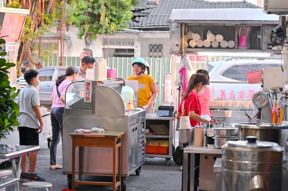 台中忠孝夜市｜蔡家豆花/小胖刈包