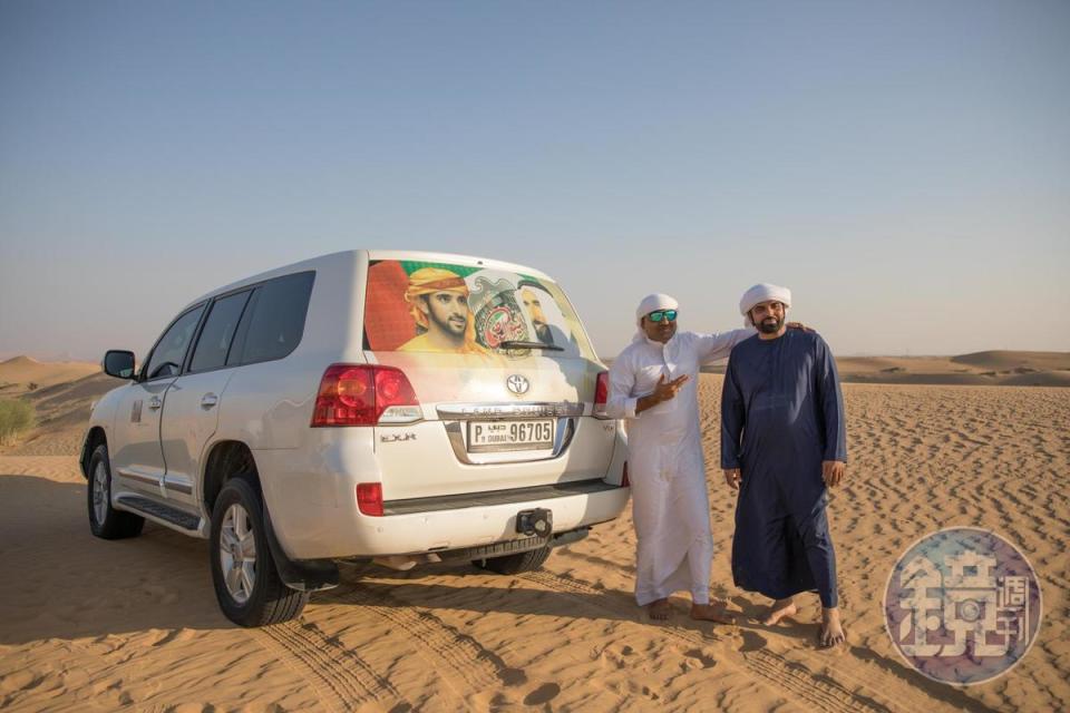 司機們開著高大的SUV車接送遊客，展開半天的「Dune Bashing」沙丘重擊。