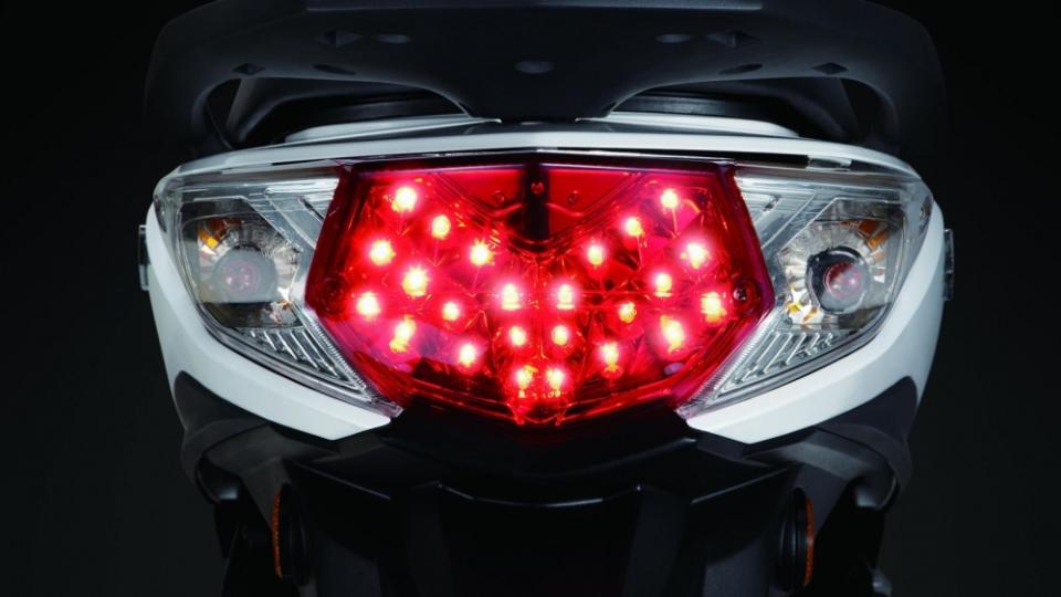 Symphony ST LED尾燈有著媲美汽車等級的高質感設計。