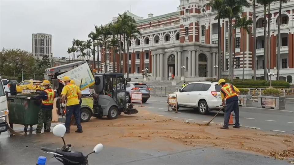 天雨路滑　騎士府前打滑撞欄杆左手骨折