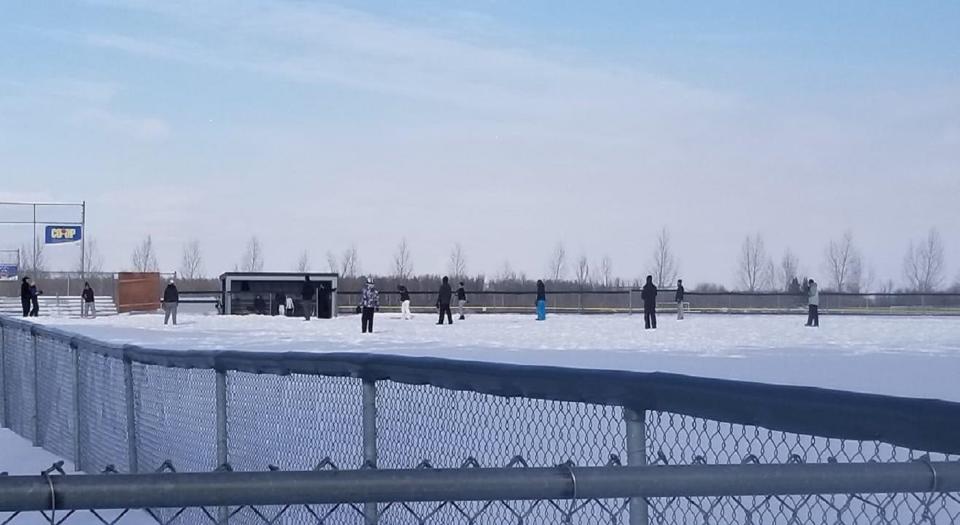 Snowy baseball game in Leduc, AB (via <a href="https://www.reddit.com/r/Torontobluejays/comments/art3hc/they_were_playing_baseball_in_leduc_just_outside/?sort=new" rel="nofollow noopener" target="_blank" data-ylk="slk:Reddit;elm:context_link;itc:0;sec:content-canvas" class="link ">Reddit</a>)