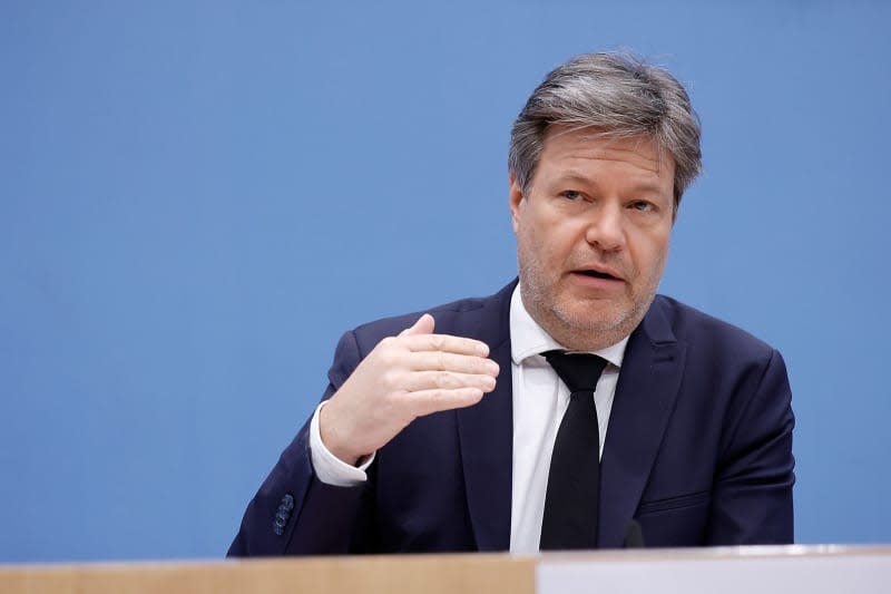 Bundesminister für Wirtschaft und Klimaschutz Robert Habeck nimmt an einer Pressekonferenz zur Vorstellung des Jahreswirtschaftsberichts 2024 im Bundespressekonferenzzentrum teil.  Carsten Kohl/dpa