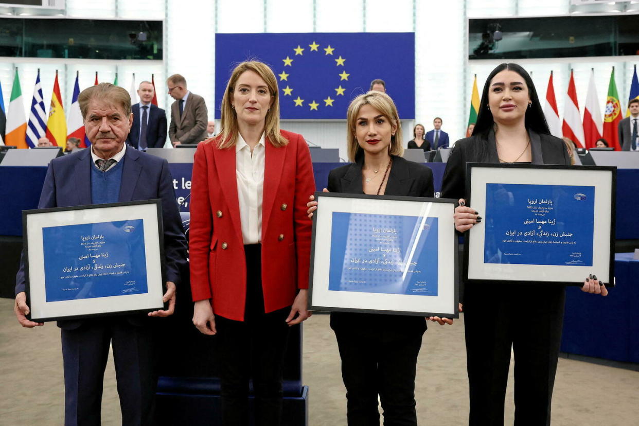 L'avocat de Mahsa Amini, Saleh Nikbakht, et les militantes iraniennes Mersedeh Shahinkar (centre) et Afsoon Najafi (à droite) reçoivent le prix Sakharov du Parlement européen pour la liberté de pensée des mains de la présidente de l'institution Roberta Metsola, le 12 décembre à Strasbourg.  - Credit:FREDERICK FLORIN / AFP