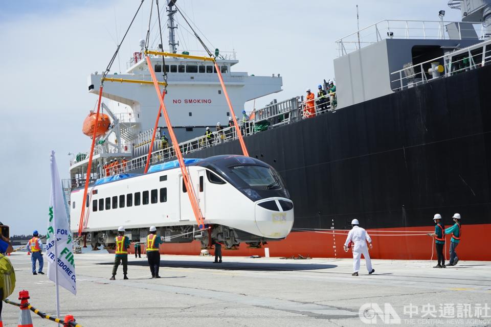 台鐵局首批EMU3000型城際列車30日上午抵達花蓮港進行卸船作業，若測試順利，最快今年底投入東部幹線疏運。（中央社）