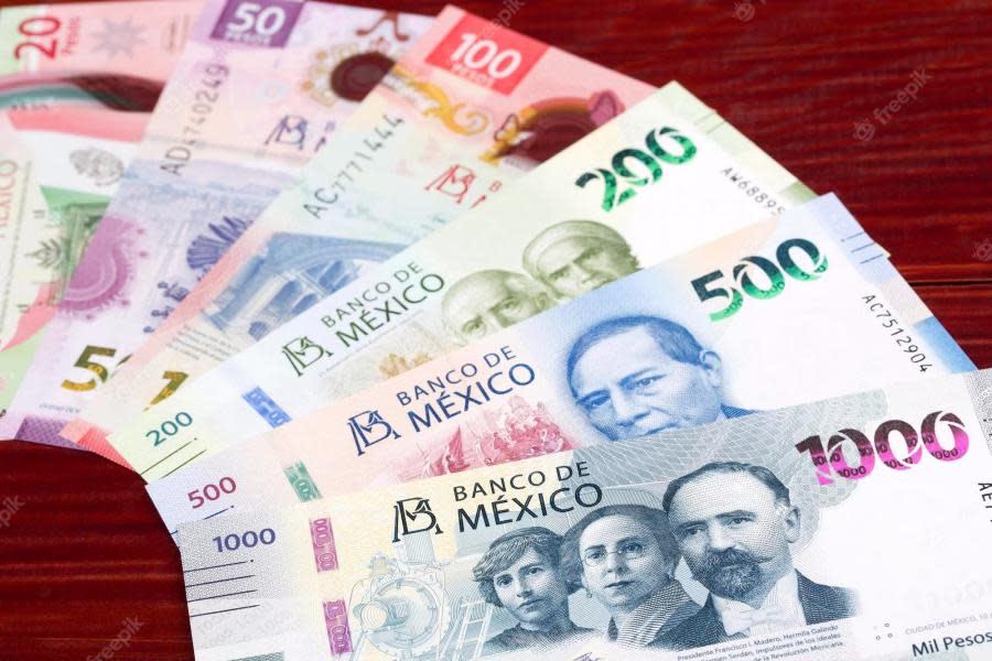 Peso mexicano continúa avanzando frente al dólar; se cotiza en 18.52 pesos por dólar