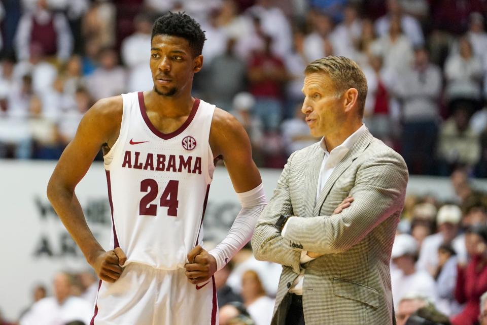 Alabama Brandon Miller talks to head coach Nate Oats during the second half against Arkansas.