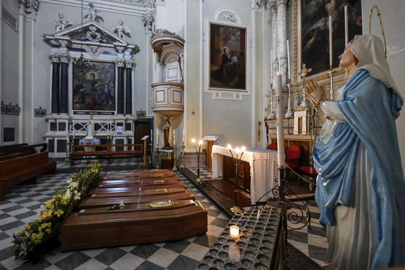 新冠肺炎：義大利單日新增死亡病例屢創新高，圖為北義貝加莫一處教堂等待下葬的棺木。（AP）