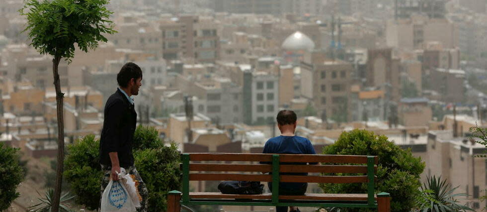 La ville couverte de gris en raison des niveaux élevés de pollution de l'air à Téhéran, en Iran, le 8 mai 2022.
 
