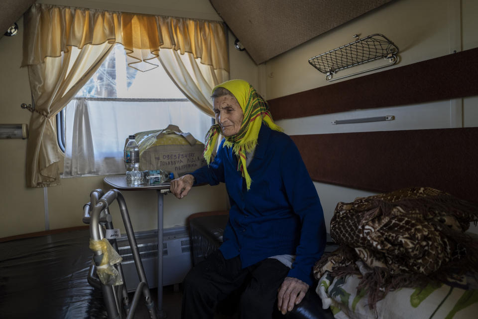 Una anciana desalojada de Lysychansk, dentro de un tren de evacuación en Pokrovsk, en el este de Ucrania, el 10 de junio de 2022. (AP Foto/Bernat Armangué )