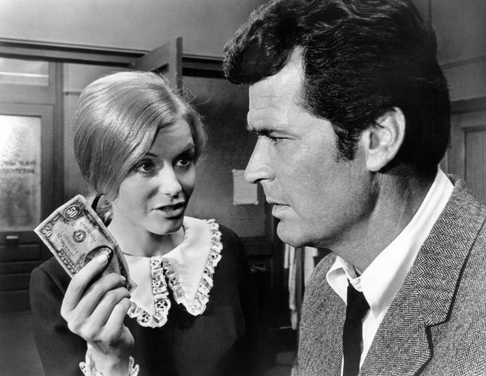 Sharon Farrell and James Garner in 'Marlowe'