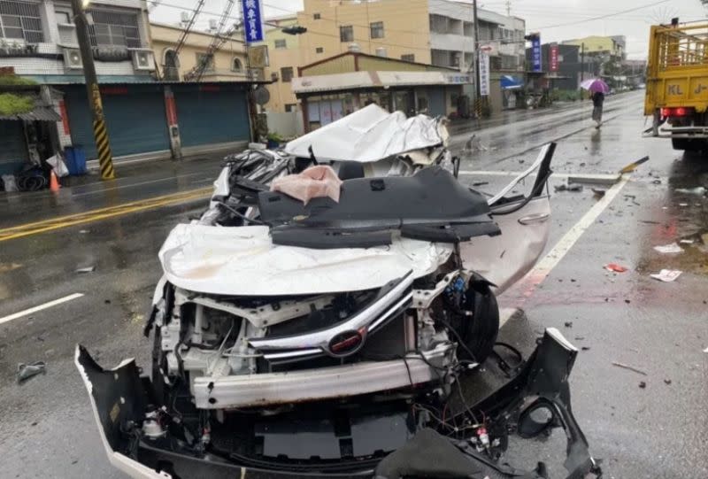 ▲彰化一輛轎車因煞車不及，追撞前方迴轉貨車，25歲男駕駛傷重不治。（圖／翻攝畫面）