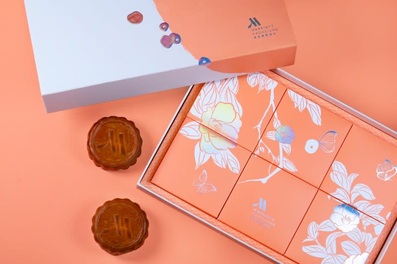 豪月中秋禮盒以溫潤亮眼橘色調為主視覺，象徵港都溫暖人情味。（圖/高雄萬豪酒店提供）
