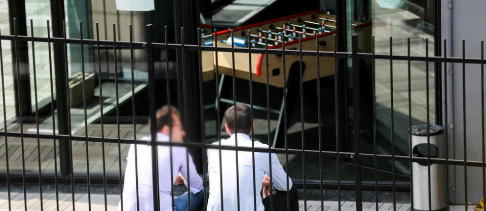 Vue sur la terrasse d'une entreprise dans le quartier de la Bourse. 
