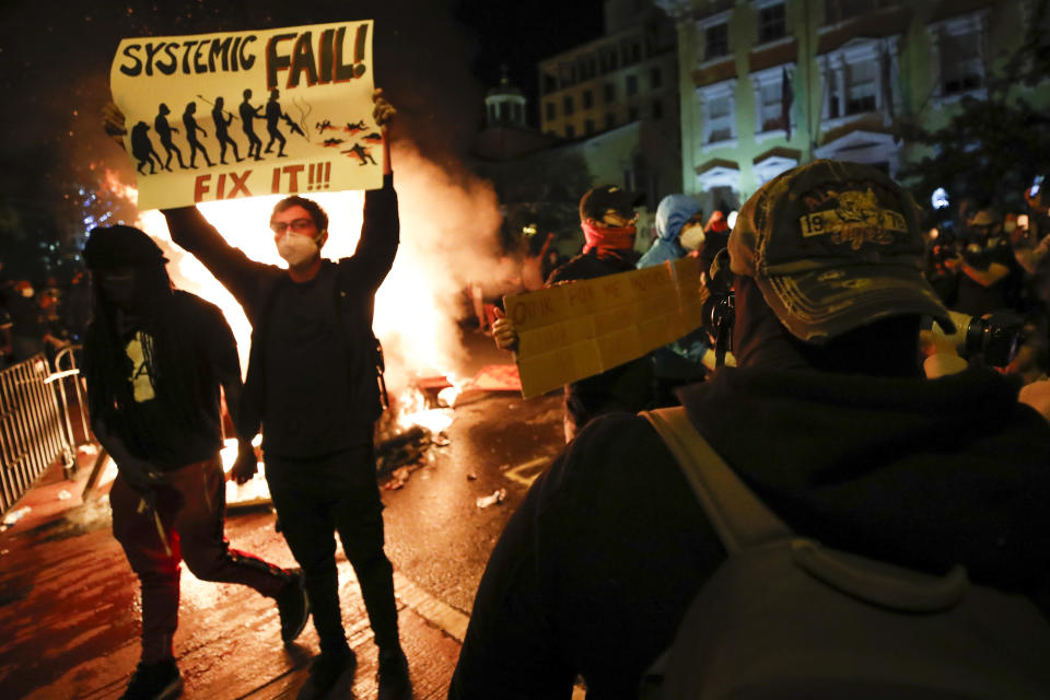 Personas se manifiestan por la muerte de George Floyd el domingo 31 de mayo de 2020 cerca de la Casa Blanca en Washington. Floyd murió después de ser inmovilizado por policías de Minneapolis. (AP Foto/Alex Brandon)