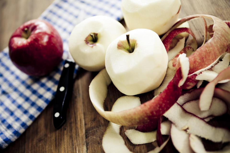 Äpfel sollte man besser nicht schälen, sonst gehen viele Vitamine verloren. (Bild: Getty Images)