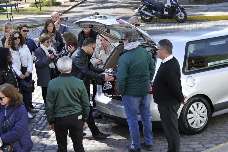 Postal de la despedida a Lino Patalano en el cementerio de la Chacarita