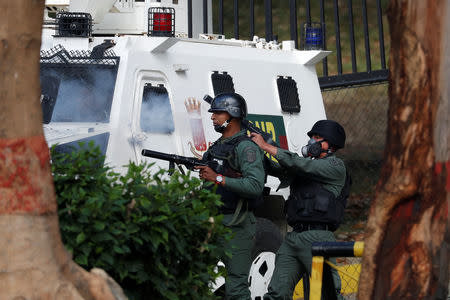 Efectivos de la Guardia Nacional de Venezuela disparan gases lacrimógenos en enfrentamientos con manifestantes durante una protesta cerca de uno de sus puestos militares en Caracas, Venezuela, 21 de enero de 2019. REUTERS/Carlos Garcia Rawlins