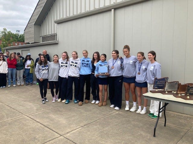 El programa de tenis femenino marista sostiene su trofeo después de ganar el título por equipos en los campeonatos estatales de tenis 4A/3A/2A/1A en el Complejo de Tenis de la Universidad Estatal de Oregón el sábado 25 de mayo de 2024 en Corvallis.