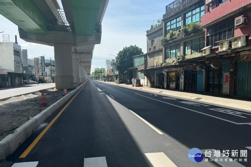 蘆竹區南崁路二段捷運高架橋完工，全線六車道開放通行。<br /><br />
