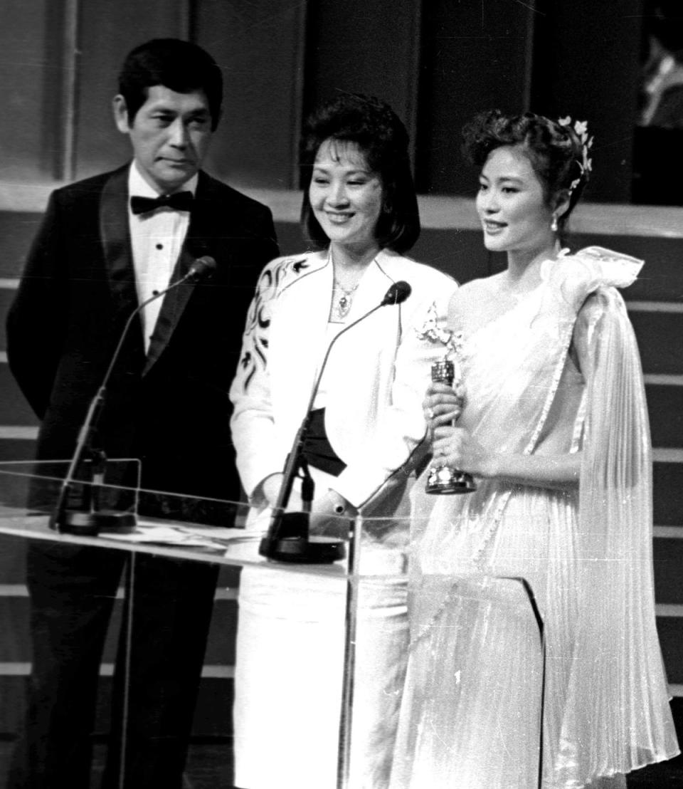 陸小芬（右）曾以《看海的日子》獲第20屆金馬獎女主角獎，從石雋（左）、汪萍（中）手中接過獎座。（中央社）