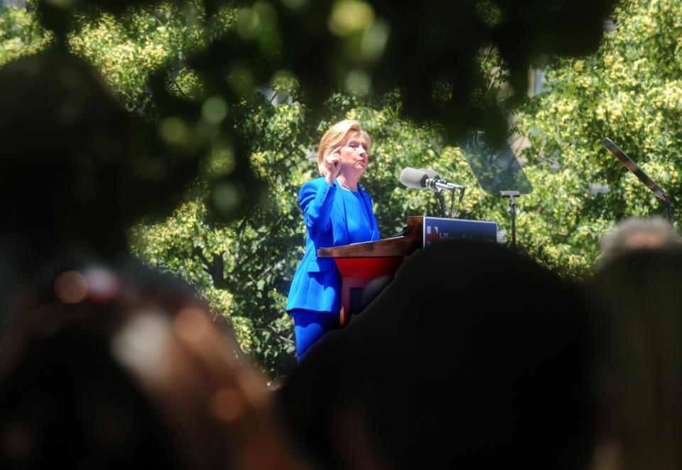 Clinton dice lo que esos votantes quieren escuchar: que apoya la reforma migratoria con vía a la ciudadanía porque menos que eso sería un estatus de segunda clase. Y que apoya las acciones ejecutivas migratorias giradas por Obama.