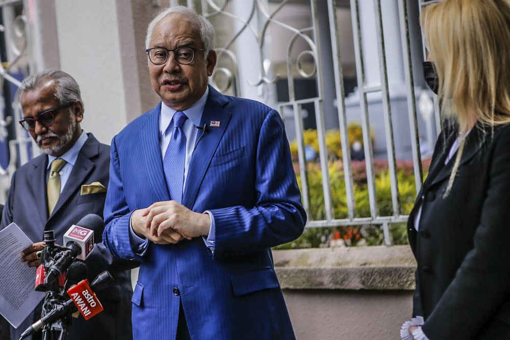 Datuk Seri Najib Razak addresses reporters during a press conference at the Kuala Lumpur High Court May 20, 2021. ― Picture by Hari Anggara