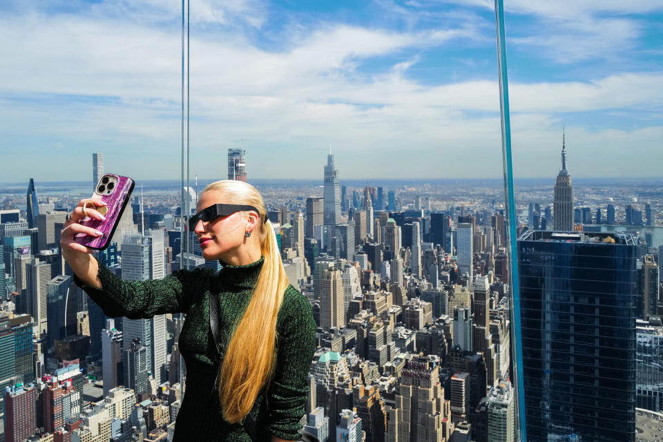 Eine Frau macht vor der totalen Sonnenfinsternis in Nordamerika ein Foto auf der Aussichtsplattform „Edge“ der Hudson Yards in New York.  (Charly Triballeau / AFP – Getty Images)