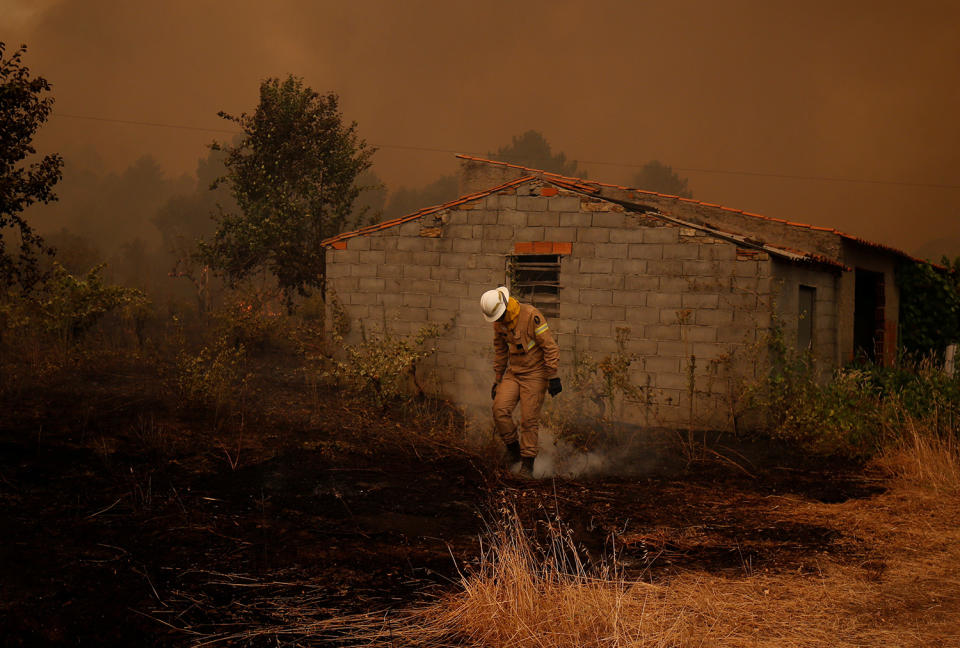 <p>A firefighter works to put out a forest fire in the village of Carvoeiro, near Castelo Branco, Portugal, July 25, 2017. (Rafael Marchante/Reuters) </p>