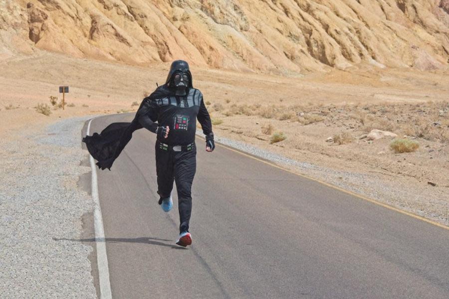 ¡Darth Valley! Hombre corre bajo el calor extremo del Valle de la Muerte disfrazado de Darth Vader