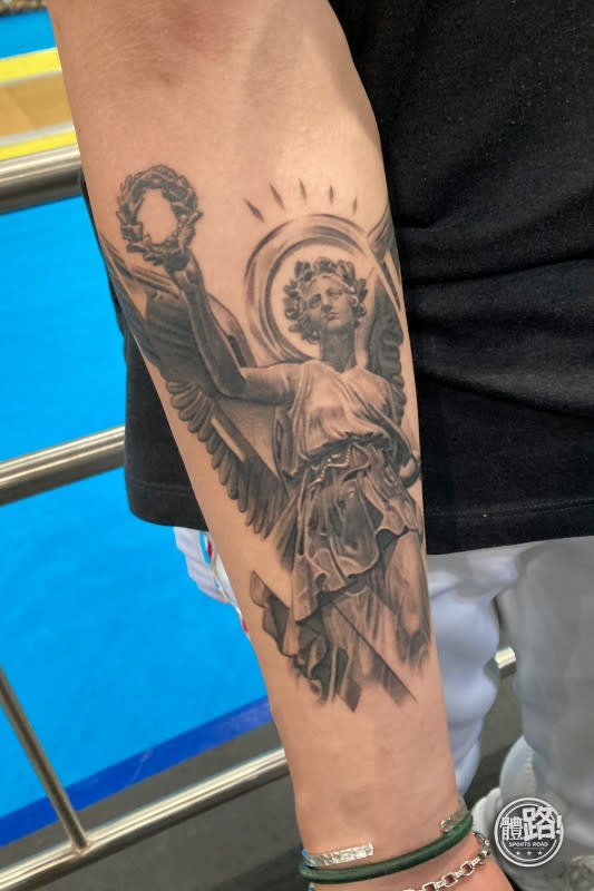 東京奧運奪金後，張家朗在右手前臂紋上「勝利女神」圖案。